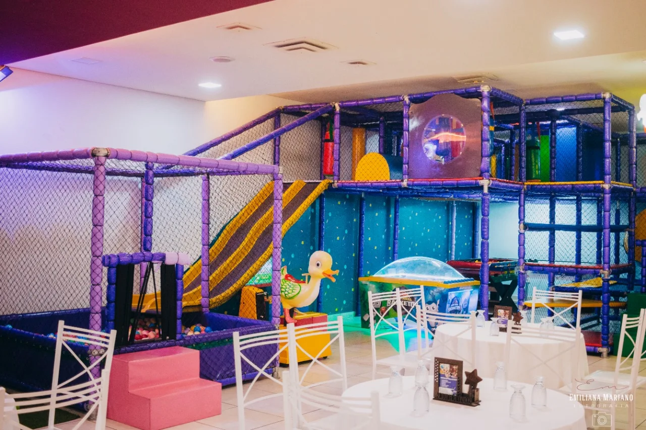 Área de brinquedos com brinquedão, escorregador e escaladas